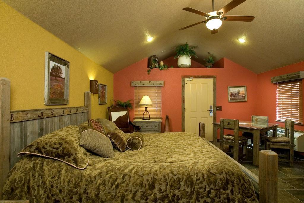 Rustic Creek Ranch Resort At North Jellystone Park 버레슨 외부 사진